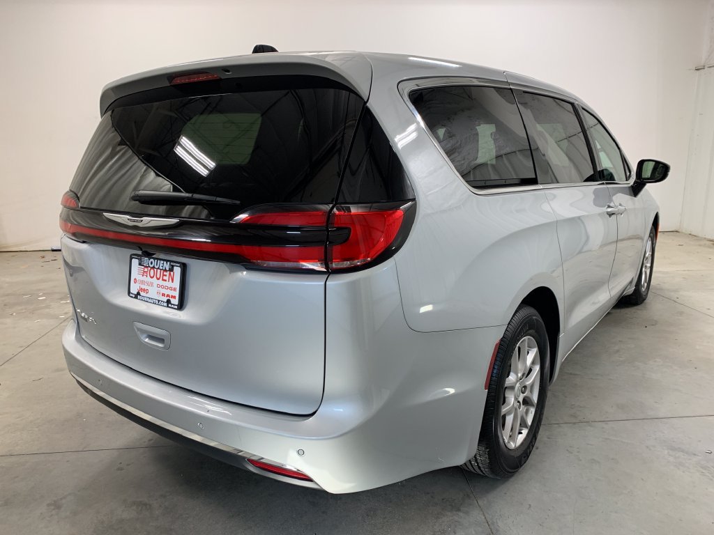 Used 2026 Chrysler Pacifica Select FWD image 27