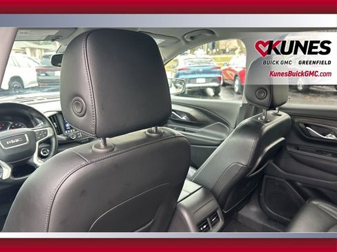 Used 2023 GMC Terrain SLT image 32