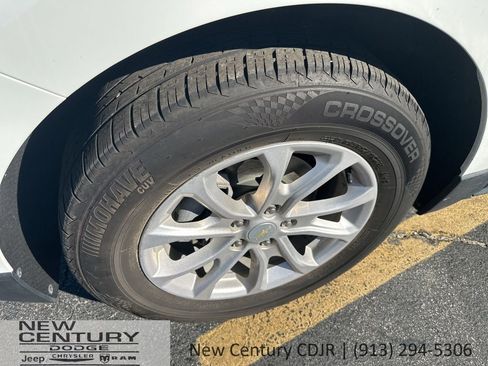 Used 2020 Chevrolet Equinox LT w/ Driver Convenience Package image 5