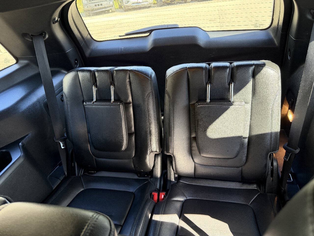 Used 2018 Ford Explorer XLT w/ Equipment Group 202A FWD image 10