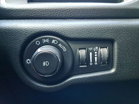 New 2026 Chrysler Pacifica Limited w/ Uconnect Theater Family Group image 26