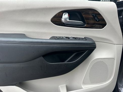 Used 2023 Chrysler Pacifica Limited image 10