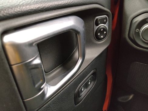 Used 2018 Jeep Wrangler Unlimited Sahara image 27