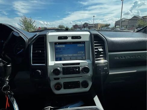 Used 2017 Ford F250 XLT w/ XLT Premium Package AWD/4WD image 3