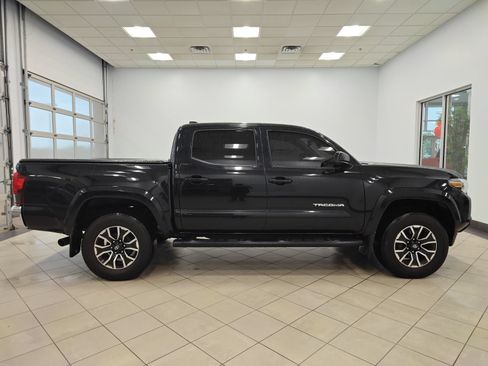 Used 2021 Toyota Tacoma SR5 AWD/4WD image 2