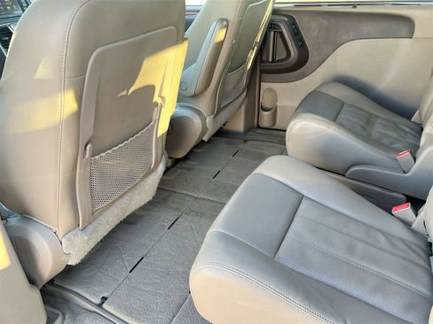 Used 2015 Chrysler Town & Country Touring-L w/ Driver Convenience Group image 18