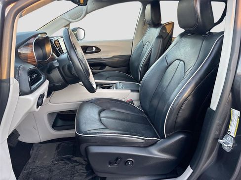 Used 2021 Chrysler Pacifica Limited w/ Uconnect Theater Family Group image 21