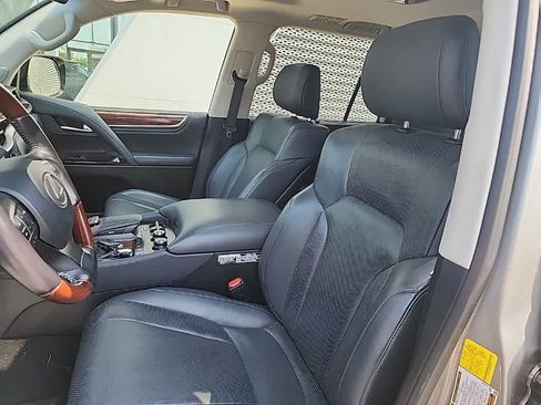 Used 2021 Lexus LX 570 4WD w/ Luxury Package image 4