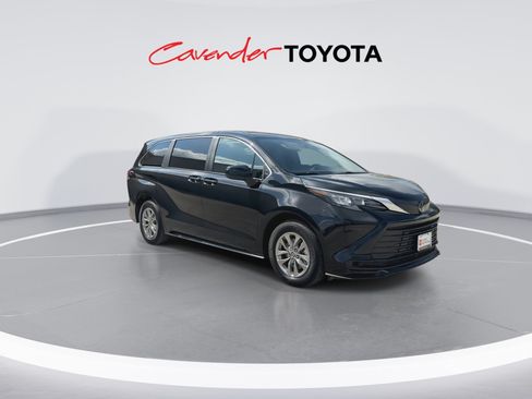 Certified 2026 Toyota Sienna LE FWD image 2