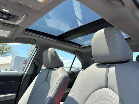 Used 2021 Toyota Camry XLE FWD image 24