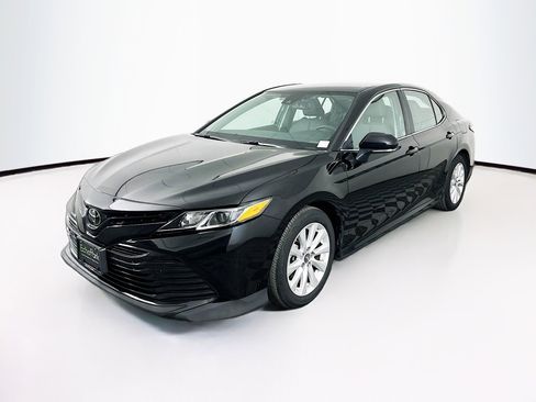 Used 2019 Toyota Camry LE image 3