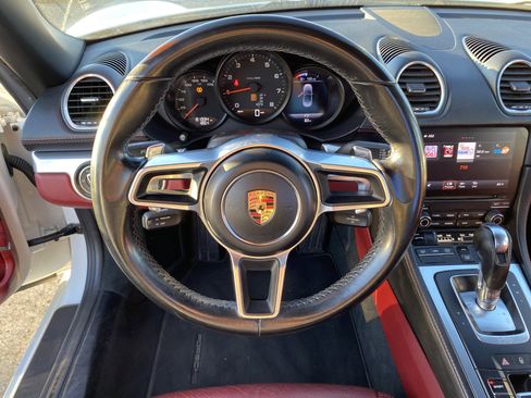 Used 2018 Porsche 718 Boxster image 11
