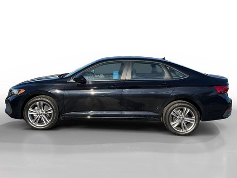 Used 2024 Volkswagen Jetta SE image 2