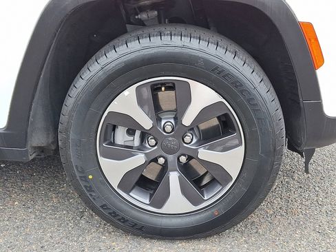 Used 2023 Jeep Grand Cherokee image 8