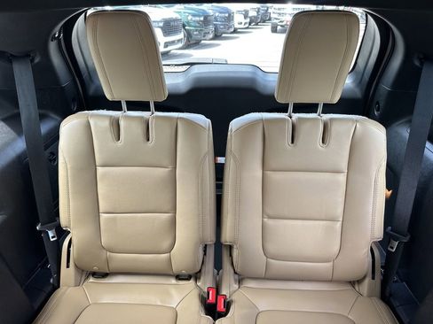 Used 2017 Ford Explorer XLT w/ Equipment Group 202A FWD image 16
