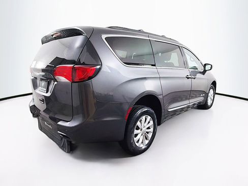 Used 2017 Chrysler Pacifica Touring-L image 7