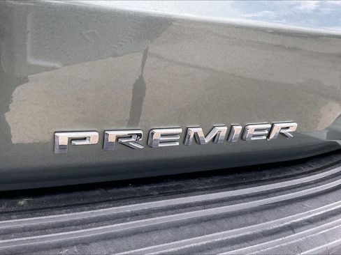 Used 2023 Chevrolet Suburban Premier image 10