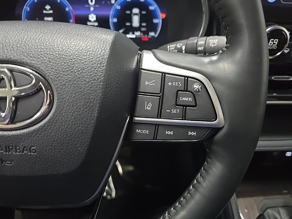 Used 2024 Toyota Highlander Platinum AWD/4WD image 21