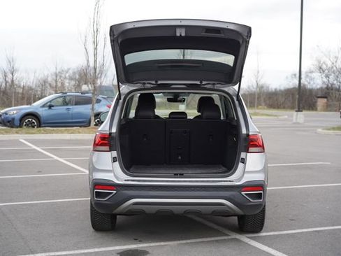 Used 2023 Volkswagen Taos SE w/ Panoramic Sunroof Package image 17