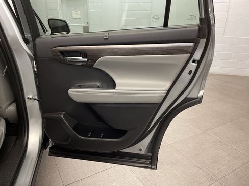 Used 2022 Toyota Highlander Platinum image 34