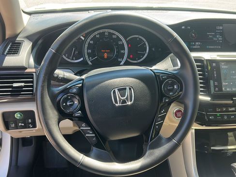 Used 2017 Honda Accord Touring image 12