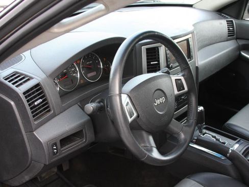 Used 2010 Jeep Grand Cherokee Laredo image 28