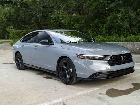 Used 2025 Honda Accord Sport image 2