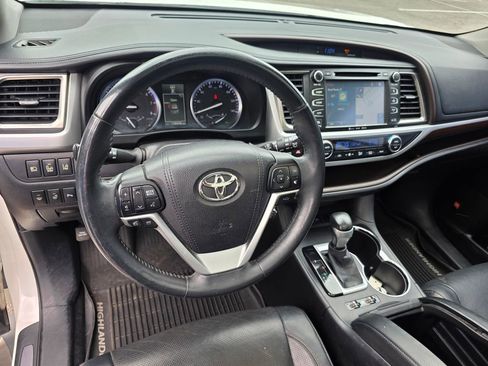 Used 2016 Toyota Highlander Limited Platinum FWD image 17