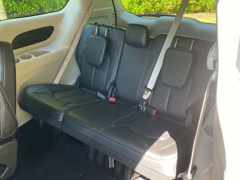 Used 2024 Chrysler Pacifica Touring-L FWD image 10