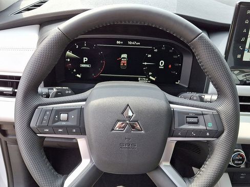 Used 2025 Mitsubishi Outlander SE image 16