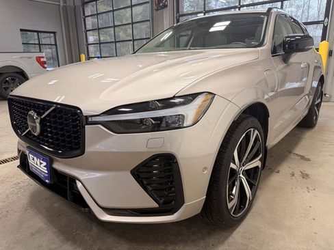 Used 2024 Volvo XC60 T8 Ultimate image 4