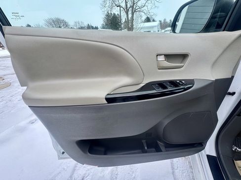Used 2013 Toyota Sienna L image 21