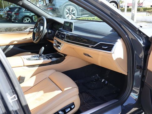 Used 2022 BMW 740i w/ M Sport Package image 32