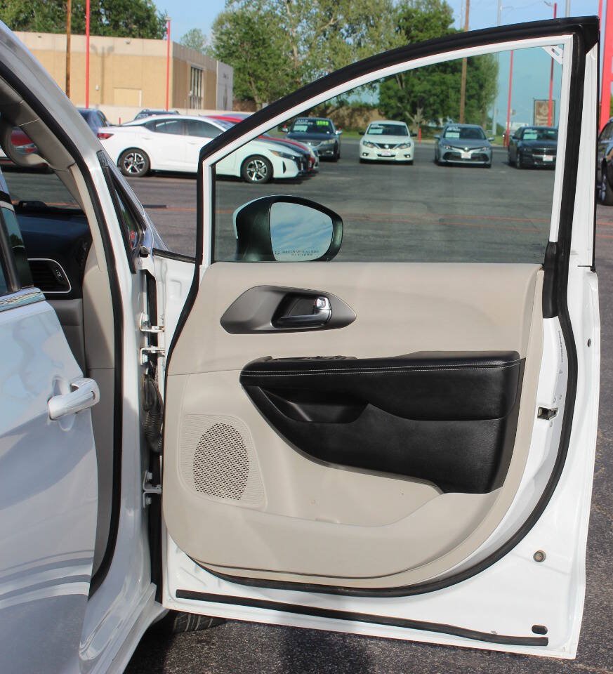 Used 2023 Chrysler Pacifica Touring-L FWD image 10