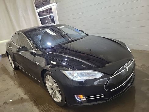 Used 2015 Tesla Model S 70D image 3