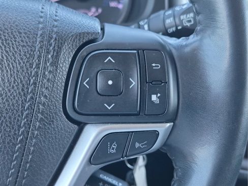Used 2018 Toyota Highlander Plus FWD image 10