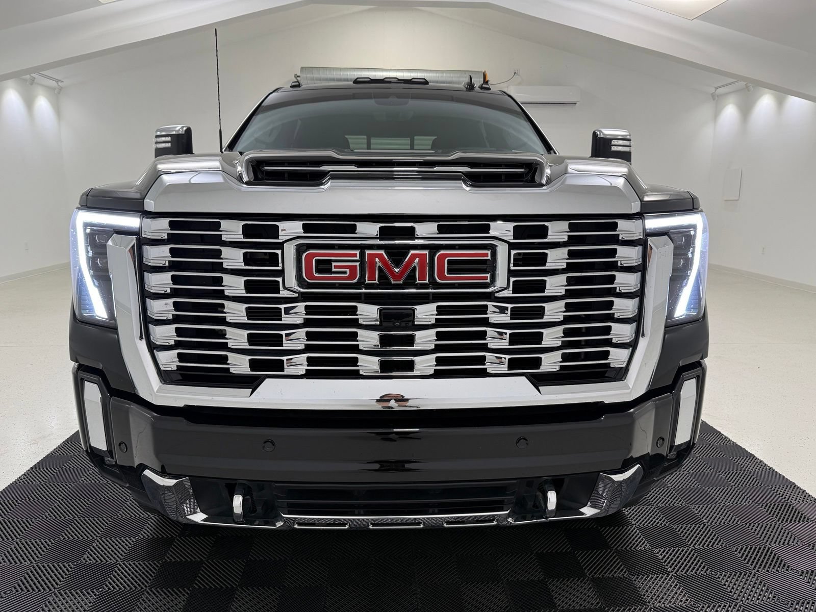 Used 2024 GMC Sierra 2500 Denali w/ Denali Reserve Package AWD/4WD image 2