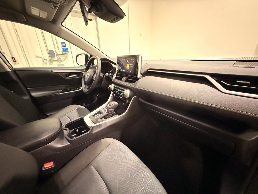 Used 2025 Toyota RAV4 XLE FWD image 30