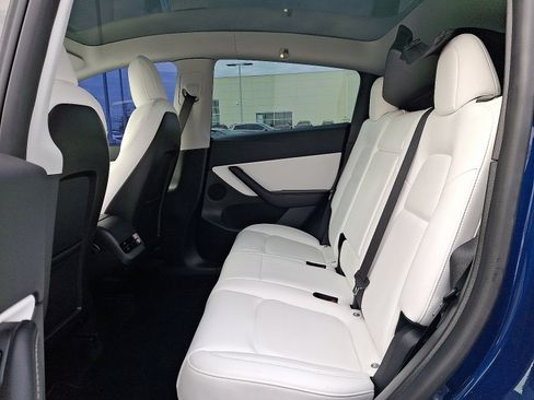 Used 2022 Tesla Model Y Long Range image 10