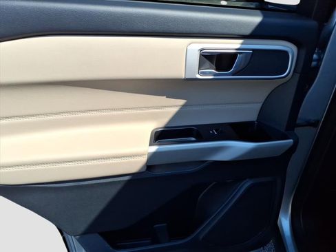 Used 2021 Ford Explorer XLT image 10