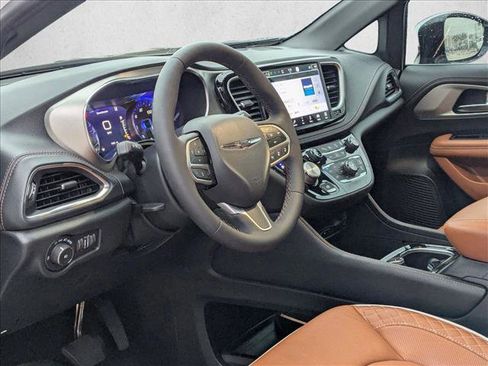 Used 2025 Chrysler Pacifica Pinnacle image 10