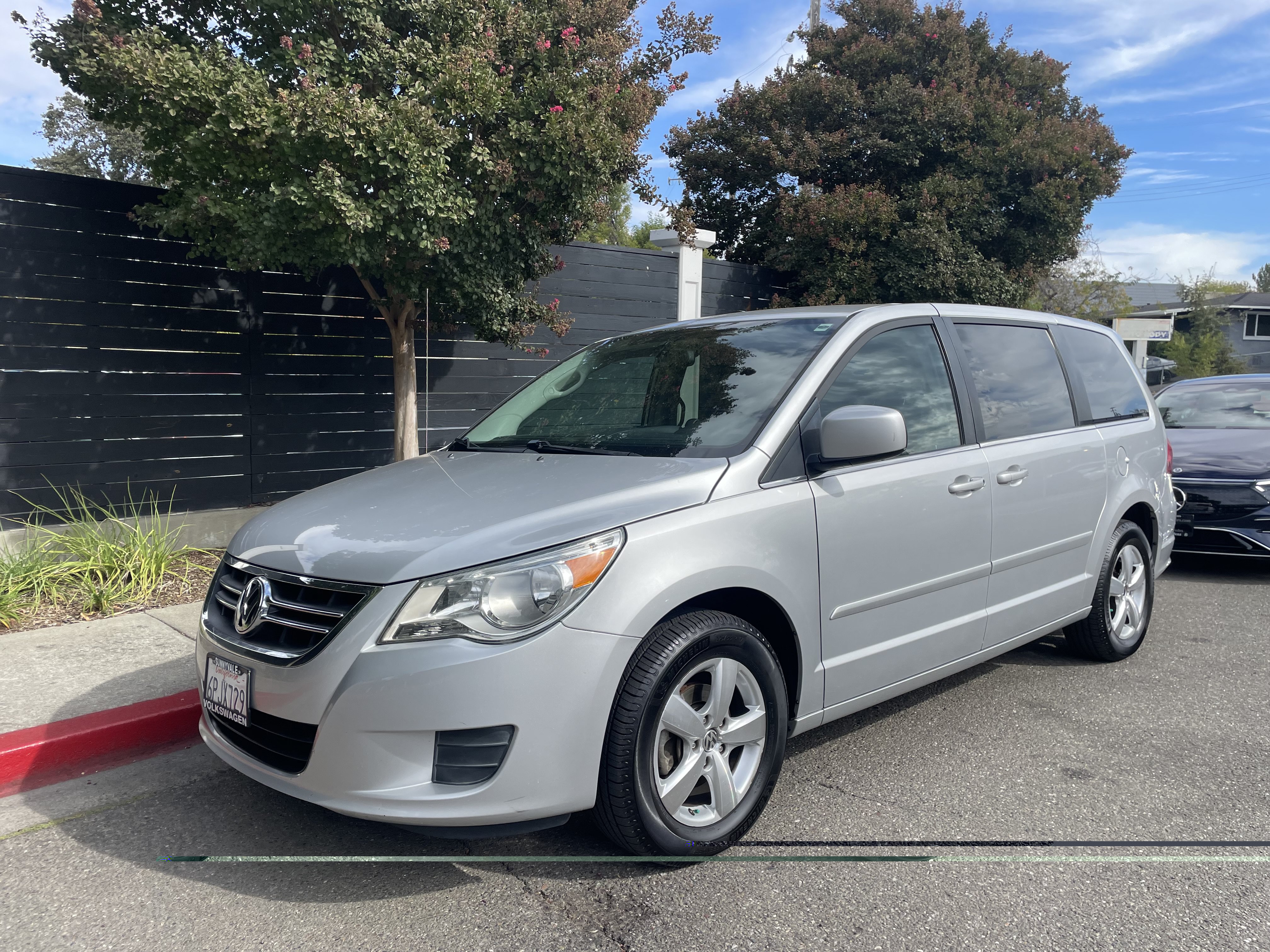 Used 2010 Volkswagen Routan SE FWD image 8
