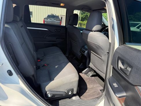 Used 2015 Toyota Highlander LE FWD image 17