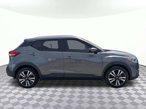 Used 2019 Nissan Kicks SV image 2