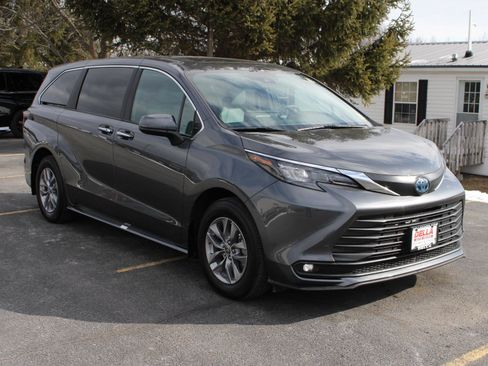Used 2025 Toyota Sienna XLE AWD/4WD image 3