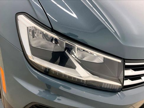 Used 2021 Volkswagen Tiguan SE w/ Panoramic Sunroof Package FWD image 26