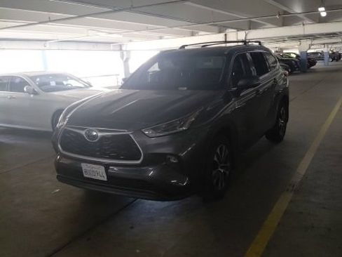 Used 2021 Toyota Highlander XLE AWD/4WD image 2