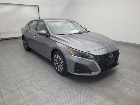 Used 2023 Nissan Altima 2.5 SV w/ SV Premium Package AWD/4WD image 13