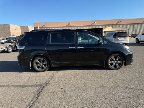 Used 2017 Toyota Sienna SE FWD image 3