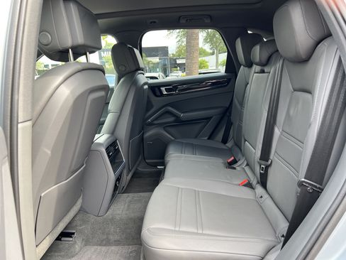 Used 2023 Porsche Cayenne AWD/4WD image 31